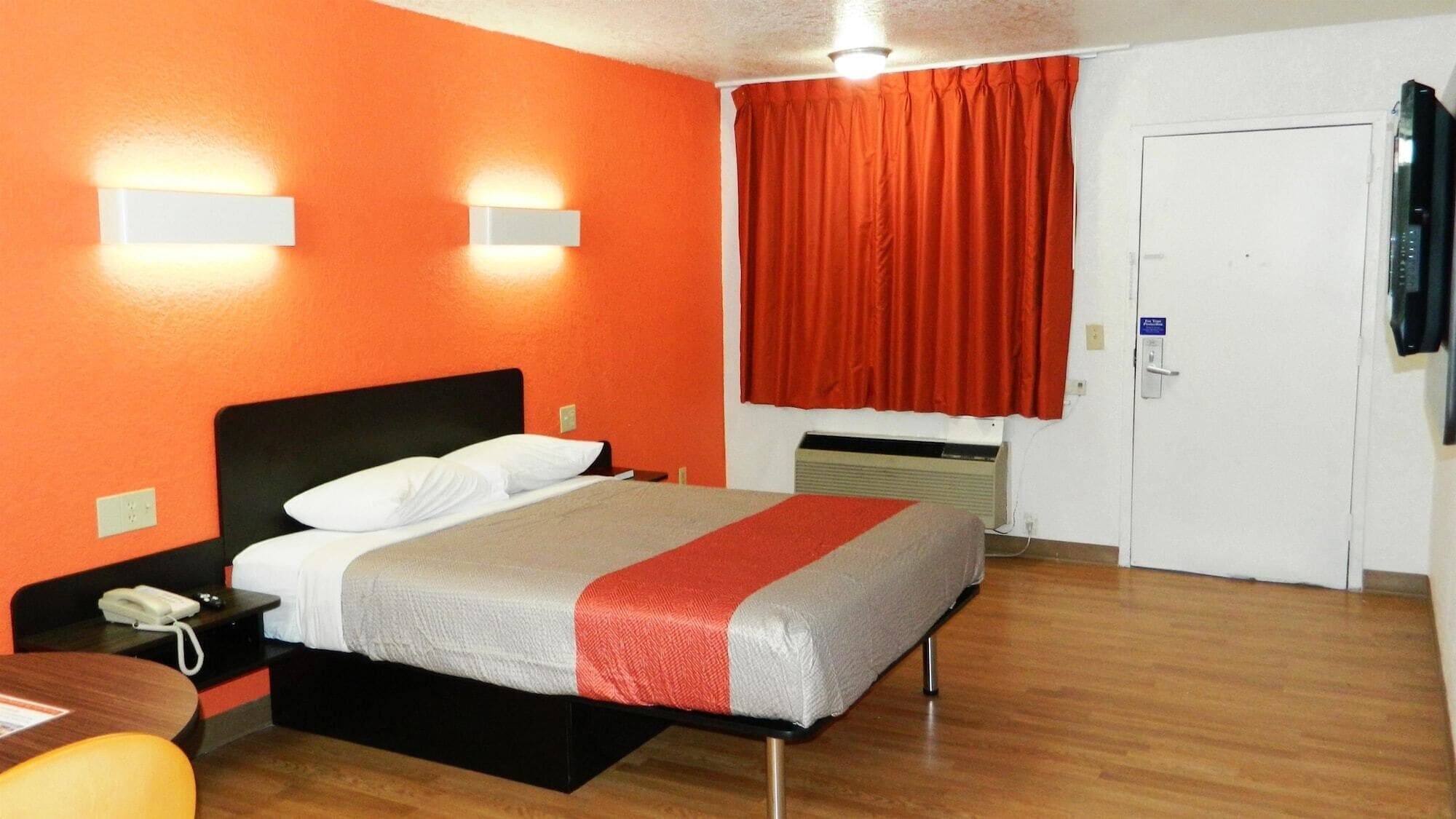 Schreibtisch, laptopgeeigneter Arbeitsplatz, kostenloses WLAN