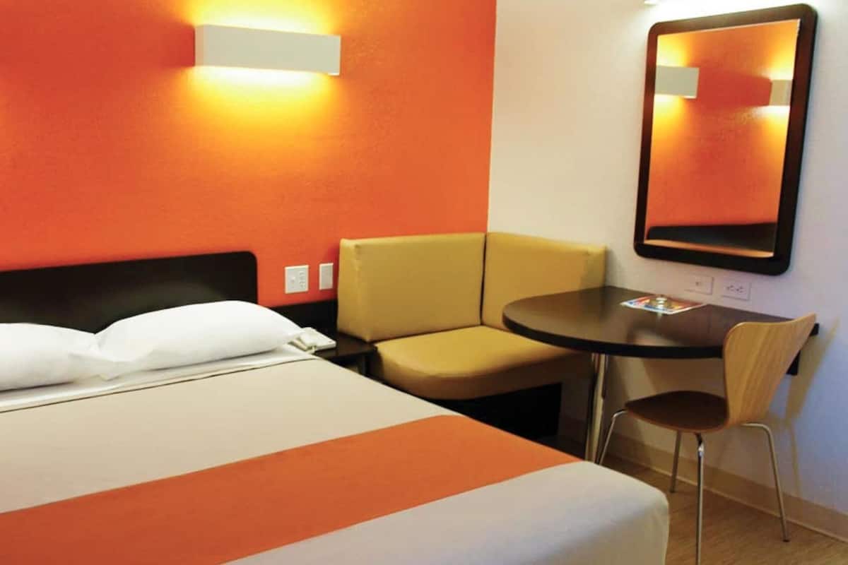 Schreibtisch, laptopgeeigneter Arbeitsplatz, kostenloses WLAN