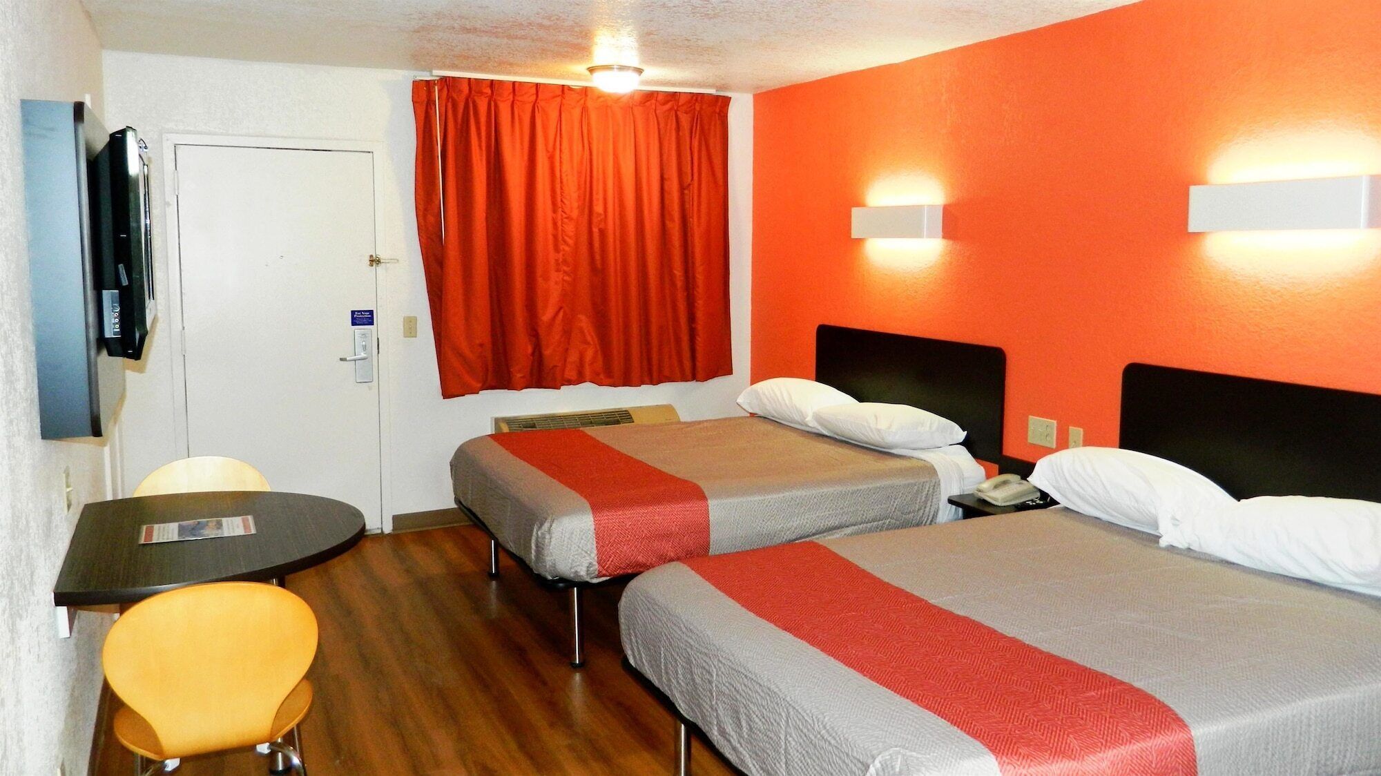 Schreibtisch, laptopgeeigneter Arbeitsplatz, kostenloses WLAN