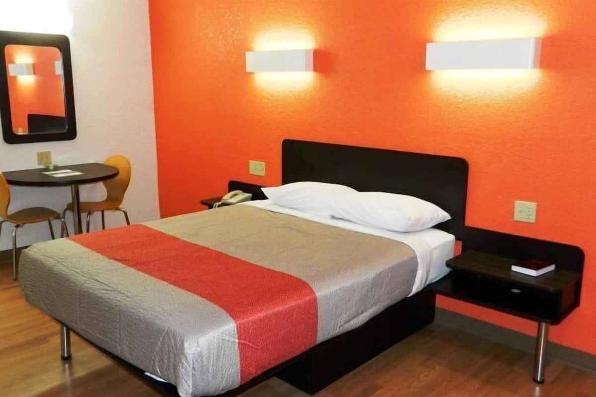 Escritorio, espacio para trabajar con laptop y wifi gratis