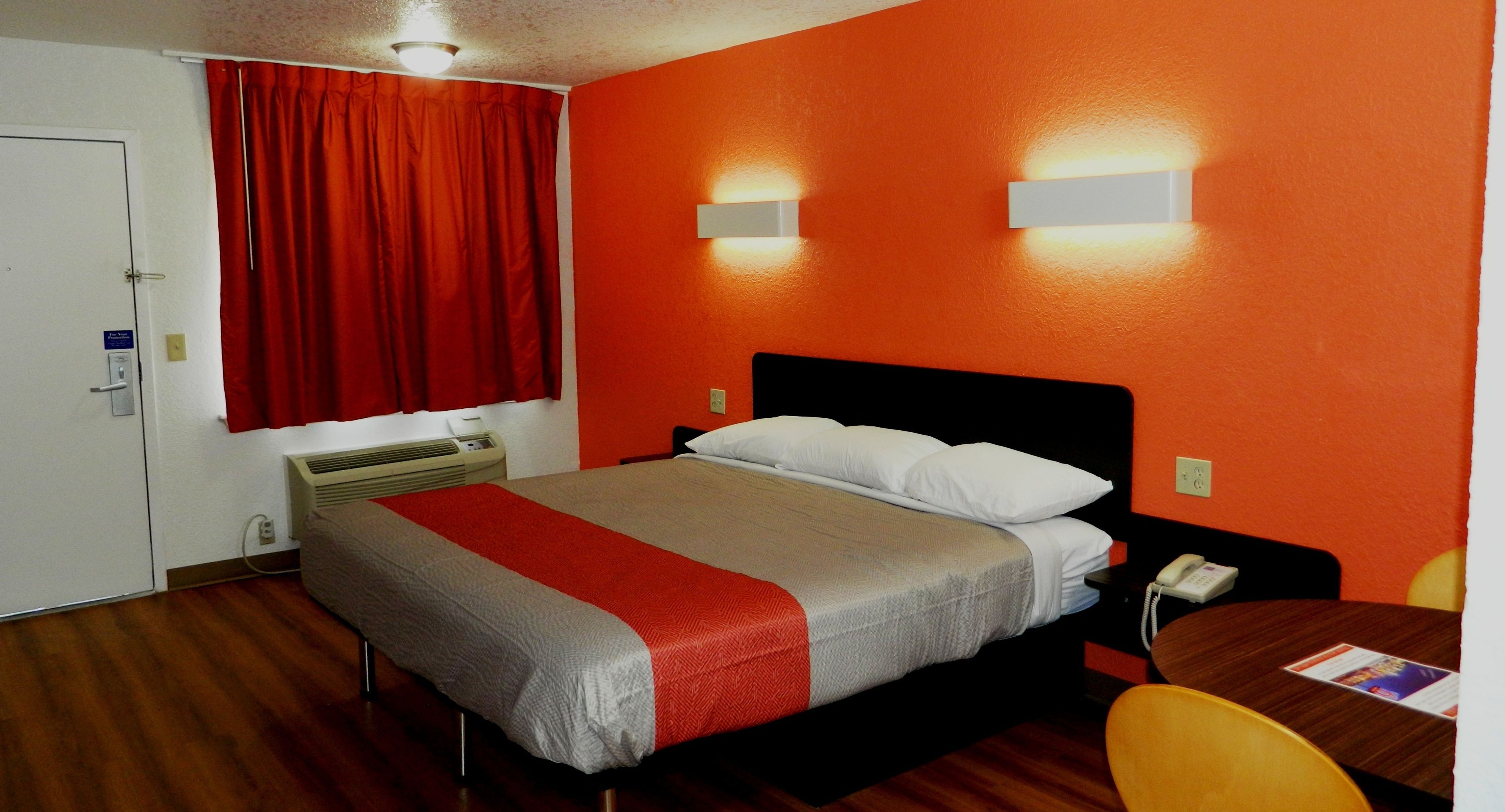 Escriptori, espai de treball apte per a portàtils i wifi gratuïta 