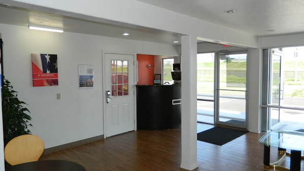 Lobby - Motel 6 Oklahoma City, OK - Airport East (Oklahoma City)