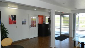 Lobby - Motel 6 Oklahoma City, OK - Airport East (Oklahoma City)