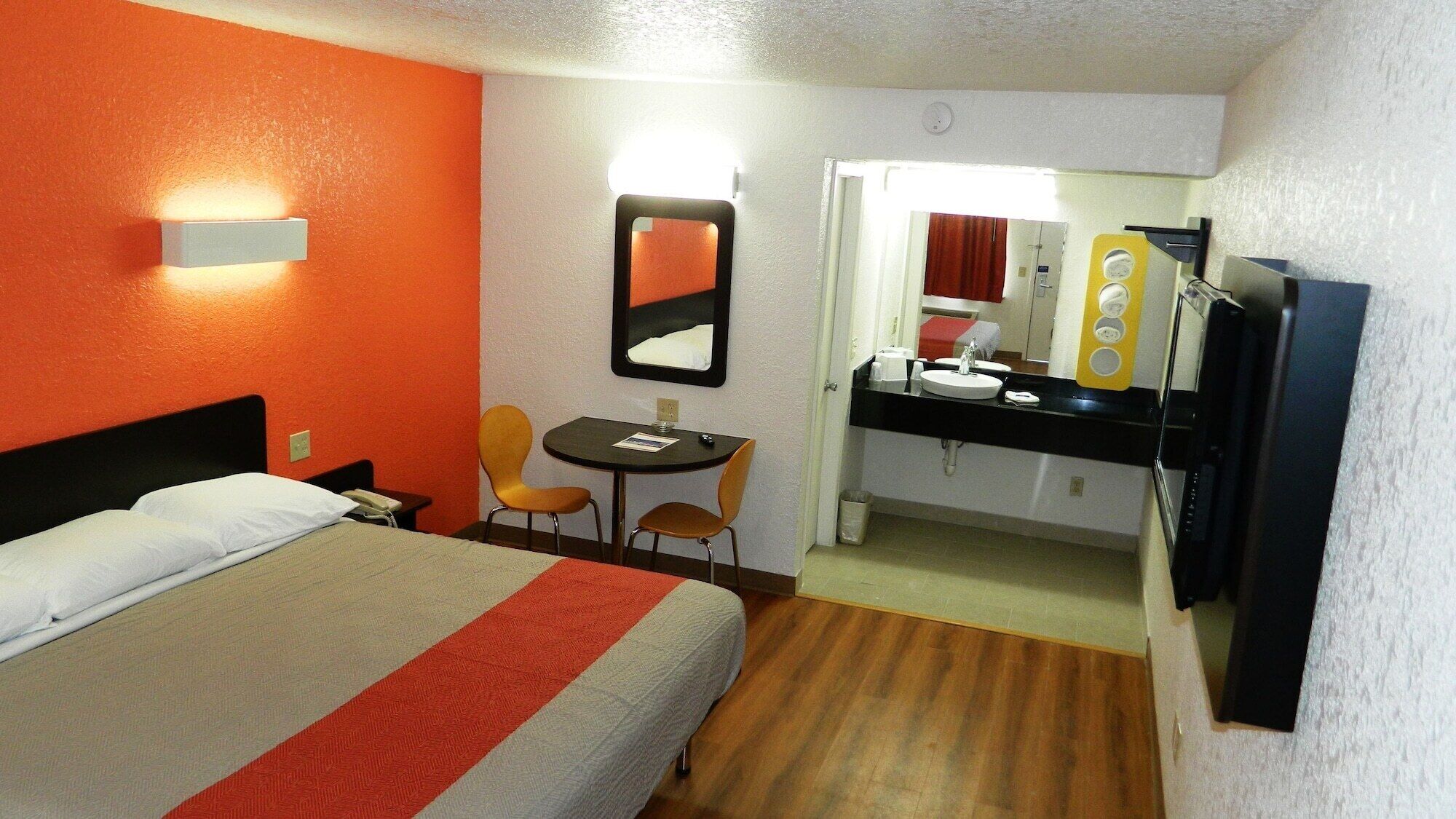 Schreibtisch, laptopgeeigneter Arbeitsplatz, kostenloses WLAN