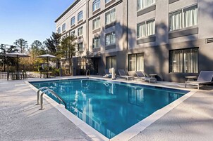 Una piscina al aire libre de temporada