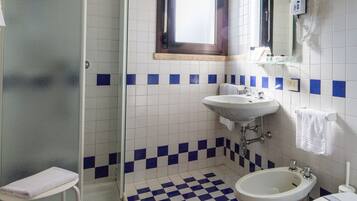 Douche, articles de toilette gratuits, sĂšche-cheveux