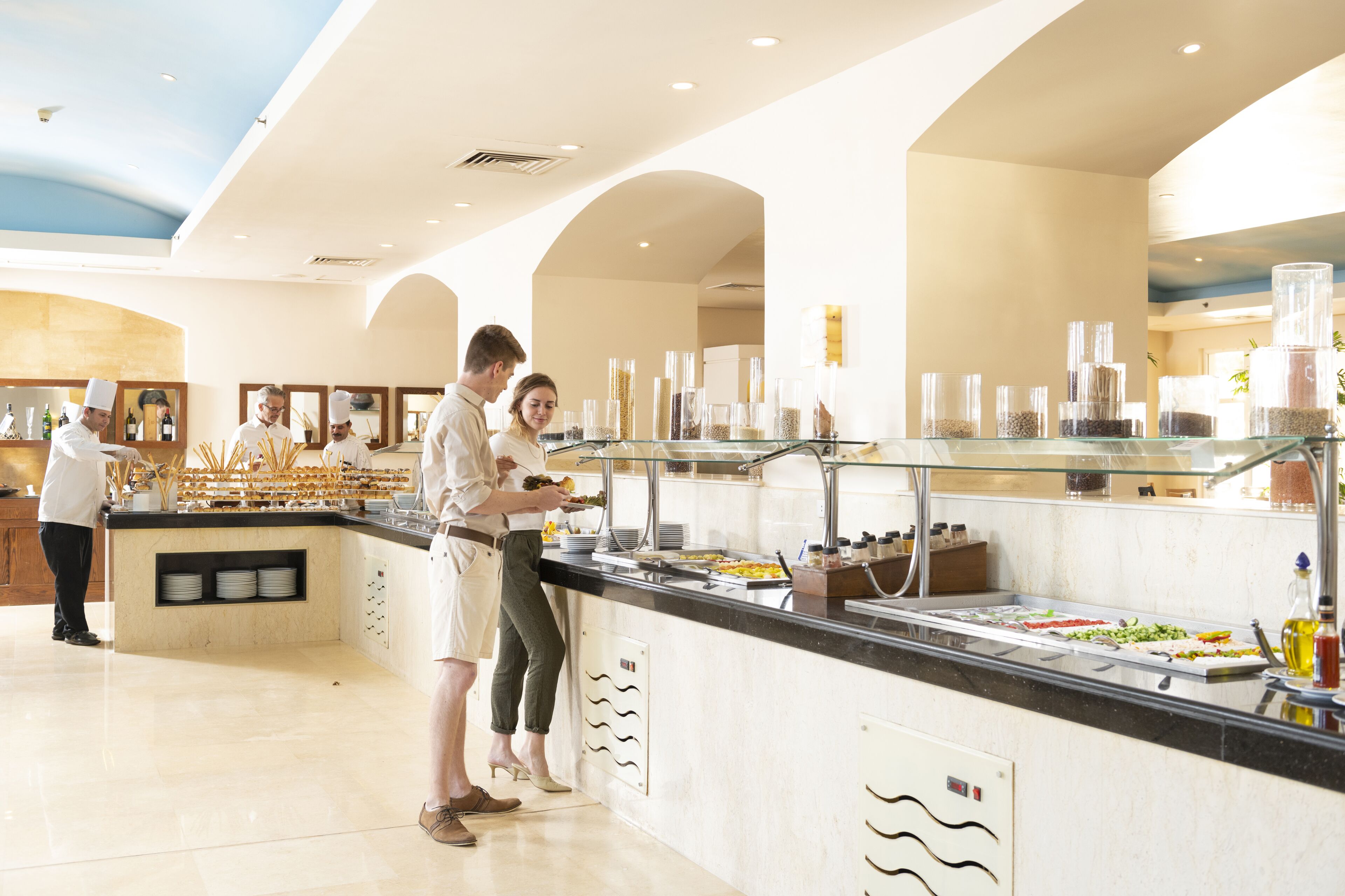 Een buffetgedeelte met meerdere verschillende food stations en een centraal bedieningspunt.