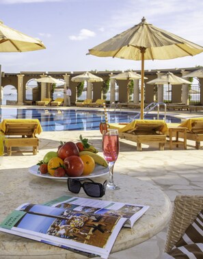 Bar en bord de piscine