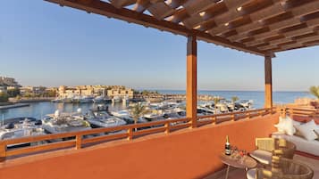 Superior-huone, näköala venesatamaan | Minibaari, tallelokero huoneessa, työpöytä, ilmainen Wi-Fi