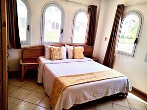 埃及棉床单、高档床上用品、办公桌、笔记本电脑工作区