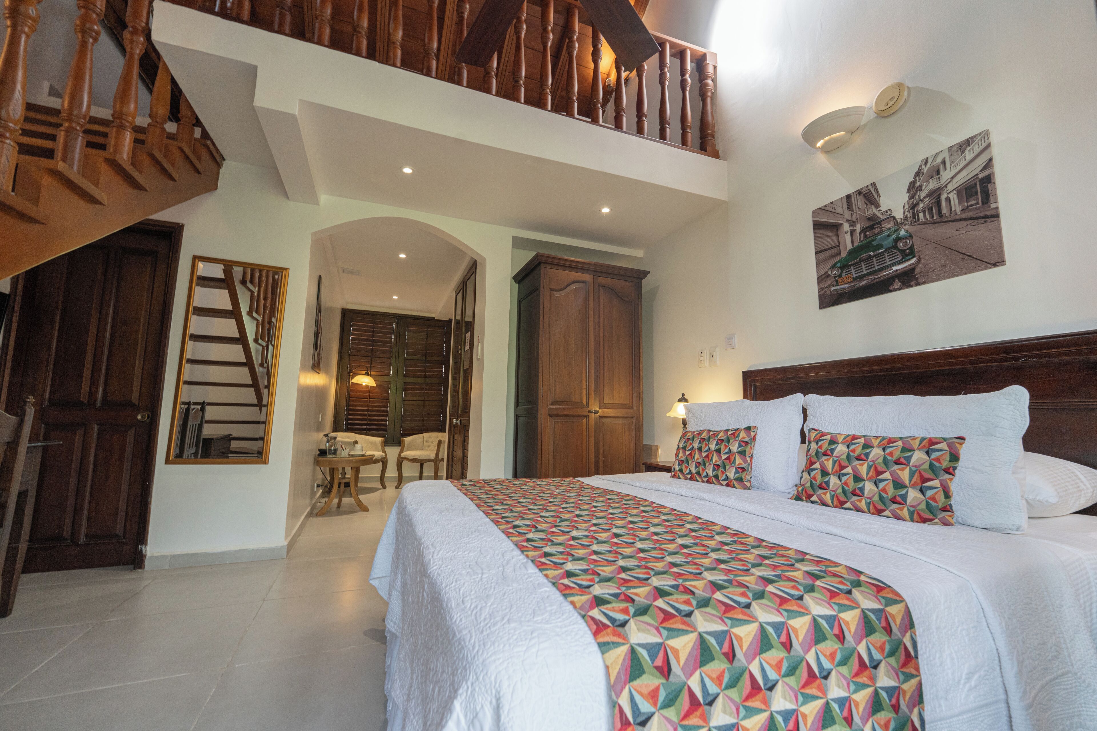 Sengetøy av topp kvalitet, dundyner, minibar og safe på rommet