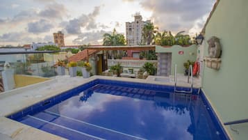 Piscine extérieure, chaises longues