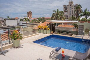 室外泳池；躺椅