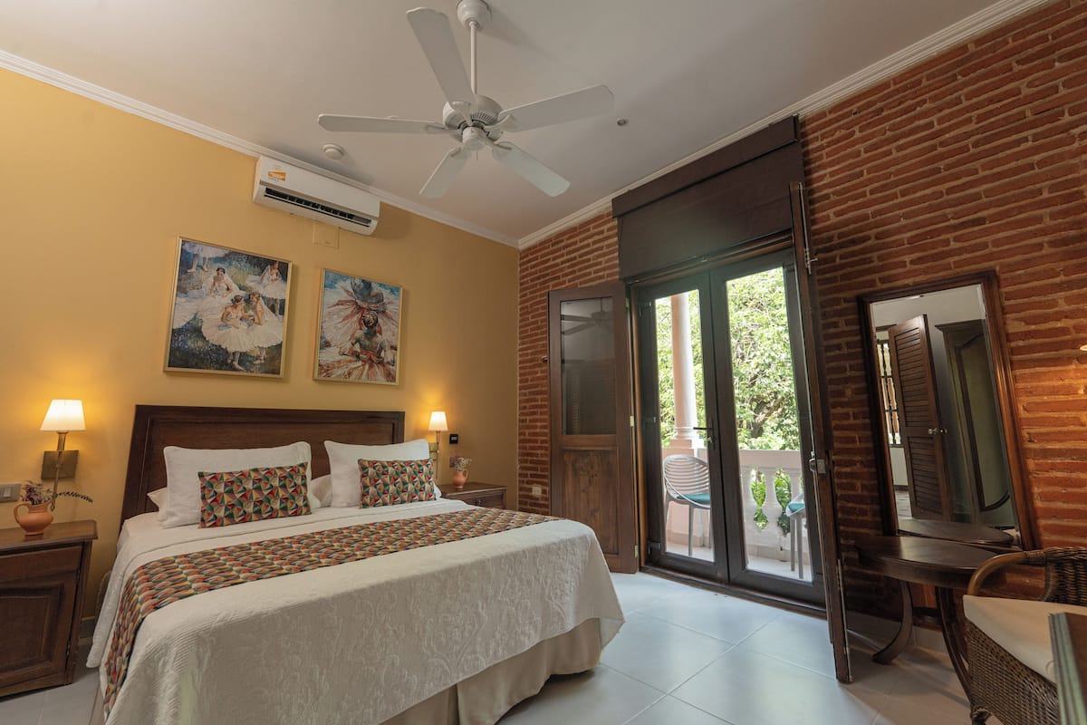 Chambre Superior avec un grand lit (queen) Private Balcony and view to Plaza
