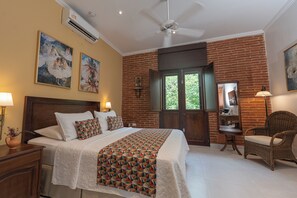 Kamar Superior, balkon, pemandangan taman | Seprai premium, selimut bulu angsa, minibar, dan brankas