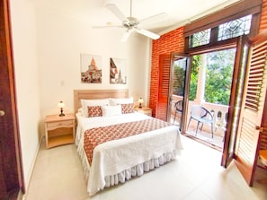 Superior Zimmer mit Queensize-Bett Private Balcony and view to Plaza | Ausblick vom Zimmer