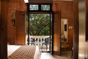 Superior Room with Queen Bed Private Balcony and view to Plaza | Premium bedding, minibar, in-room safe, individually decorated - Hotel Casa La Fe By BespokeColombia (Cartagena)