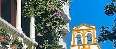 Driepersoonskamer, balkon | Luxe beddengoed, een minibar, een kluis op de kamer