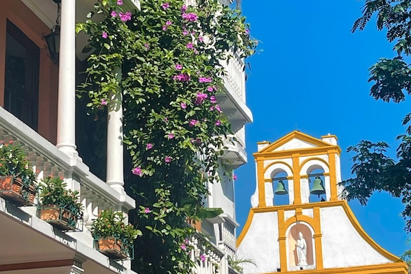 Sengetøy av topp kvalitet, dundyner, minibar og safe på rommet