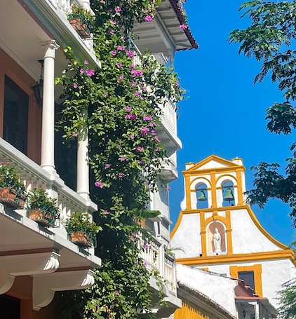 Ropa de cama de alta calidad, cubrecamas y minibar . Hotel Casa La Fe By BespokeColombia
