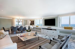 Suíte Presidencial | Living area | 42-inch LCD TV with cable channels, TV