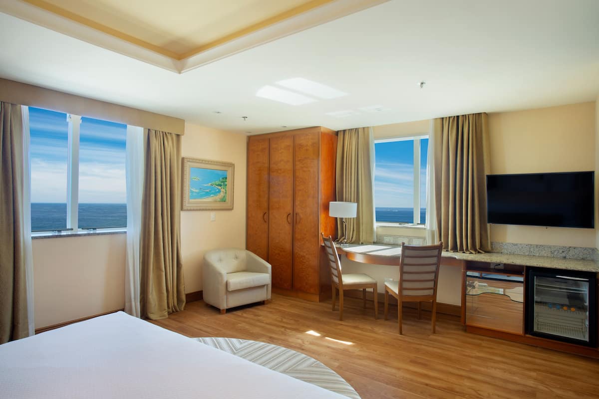 luxo com cama casal | minibar, in-room safe, desk, laptop workspace
