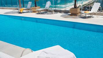 Utomhuspool och solstolar