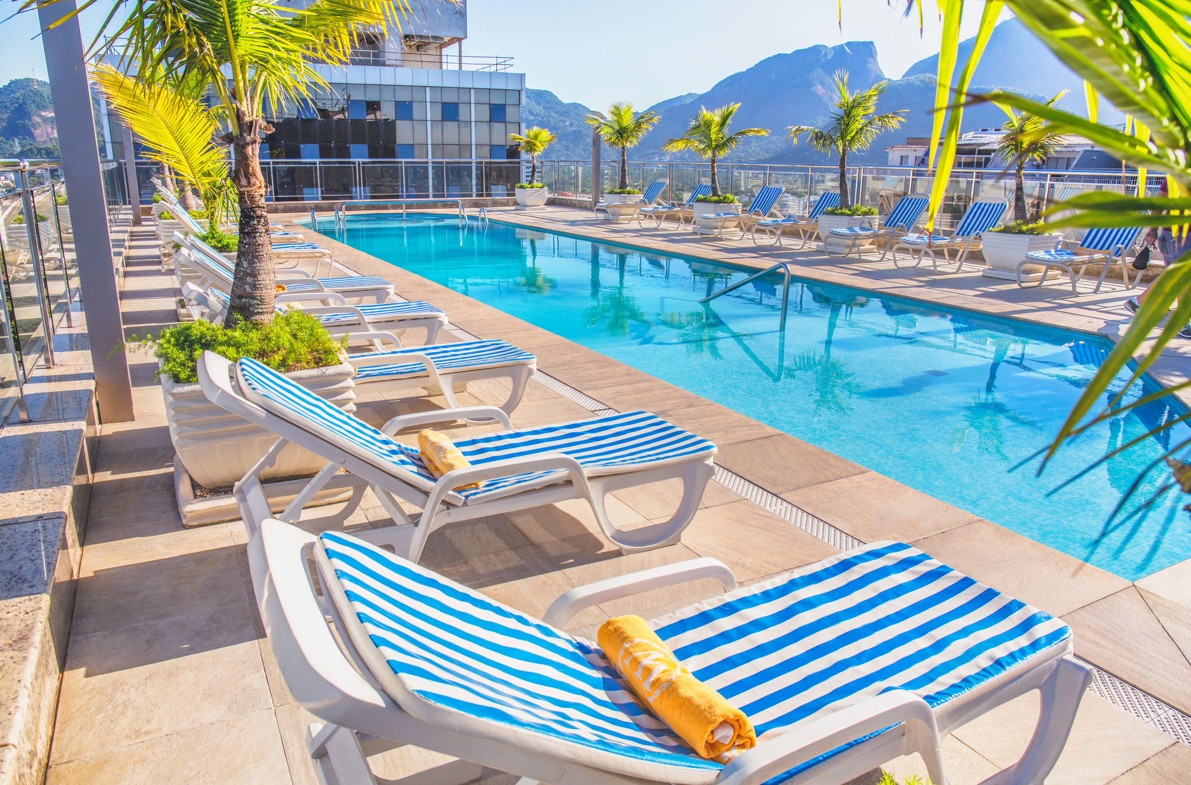 Piscine extérieure, chaises longues