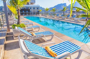 Een buitenzwembad en ligstoelen