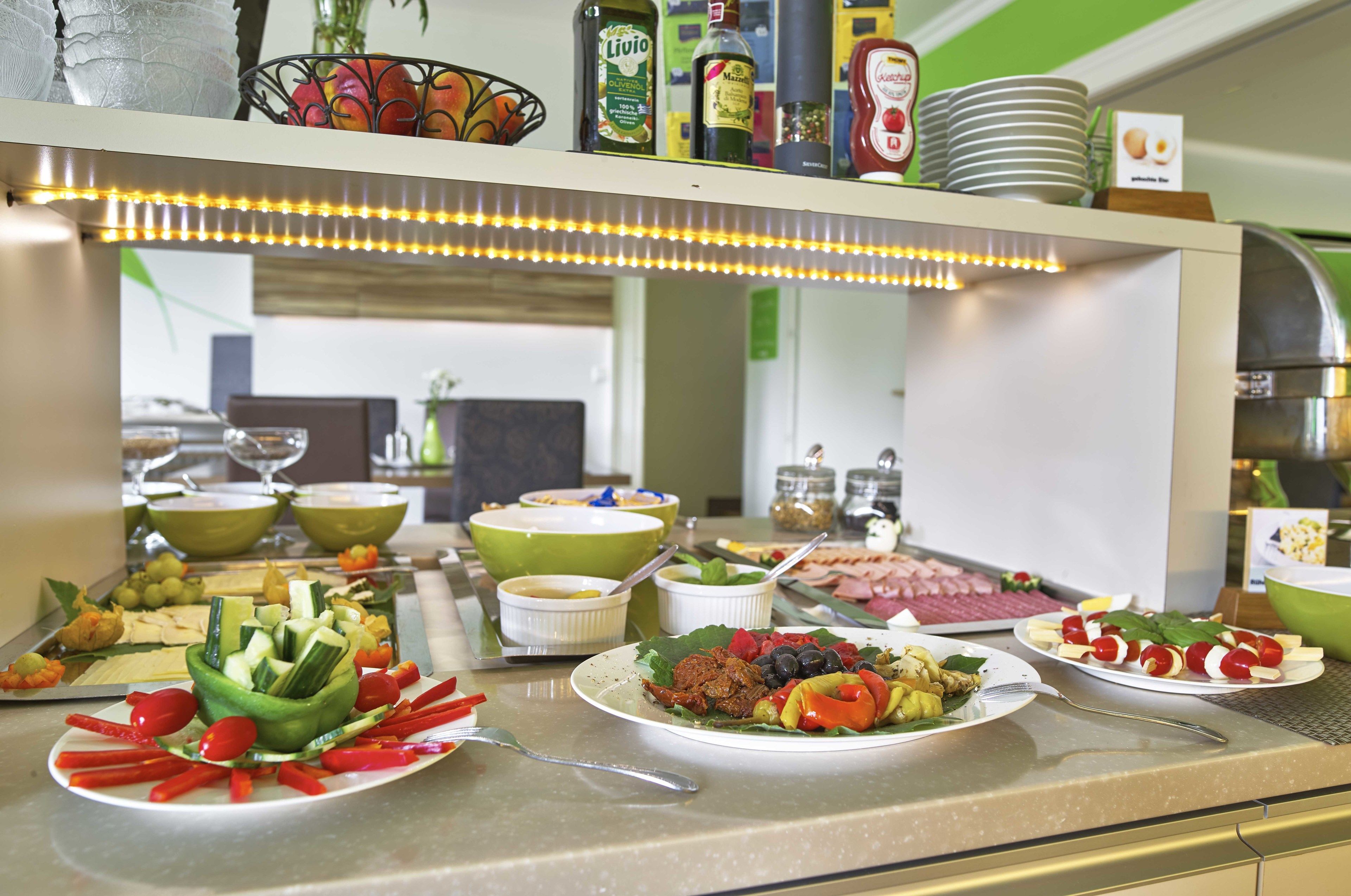 Un buffet proposant une variété de plats et d'accompagnements.
