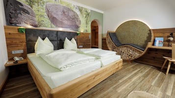 Junior-Suite, Balkon, Gartenblick | Allergikerbettwaren, individuell eingerichtet, Schreibtisch