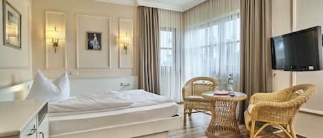 Habitación clásica, 1 cama Queen size, para no fumadores, vista al resort | Ropa de cama hipoalergénica, muebles diferentes y escritorio