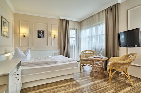 Ropa de cama hipoalergénica, muebles diferentes y escritorio