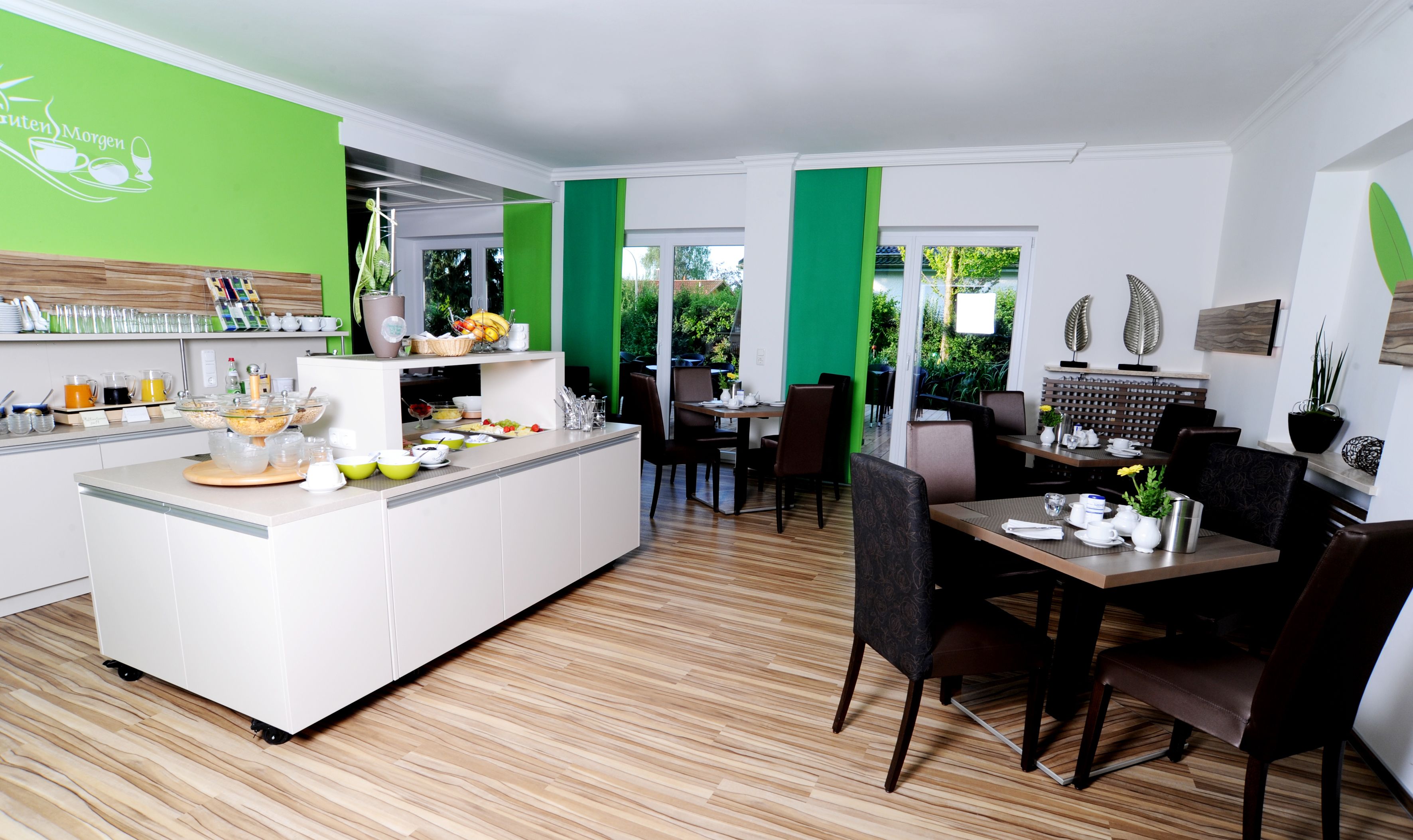 بوفيه فطور يوميًا بتكلفة قدرها (12 EUR للشخص)