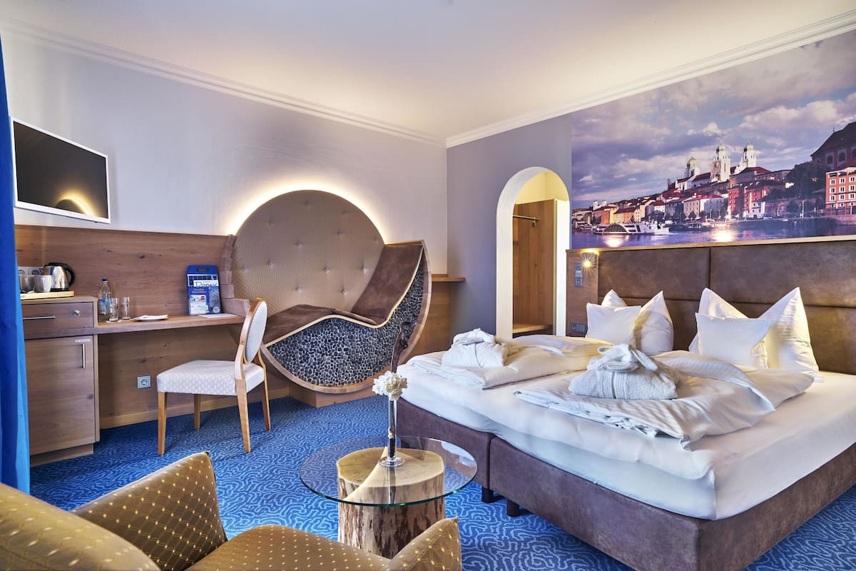 Suite – comfort, 1 kingsize-seng, balkong, hageutsikt | Allergitestet sengetøy, skrivebord og blendingsgardiner