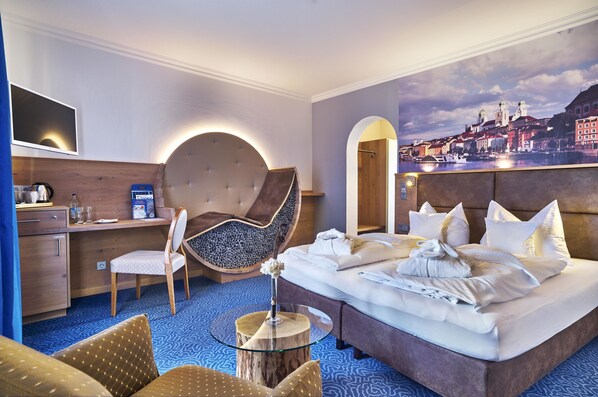 Comfort Suite, 1 King Bed, Balcony, Garden View