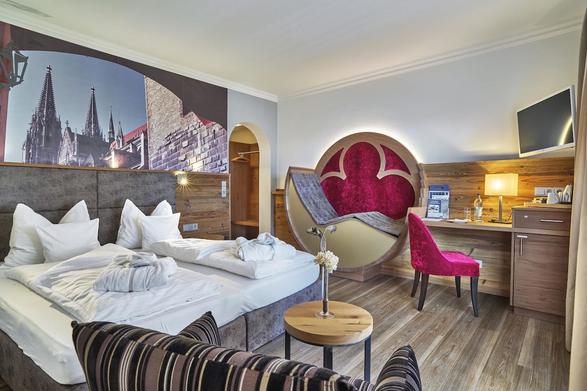 Suite romantique, 1 trÚs grand lit, balcon, vue sur le jardin | Literie hypoallergénique, ameublement unique, bureau