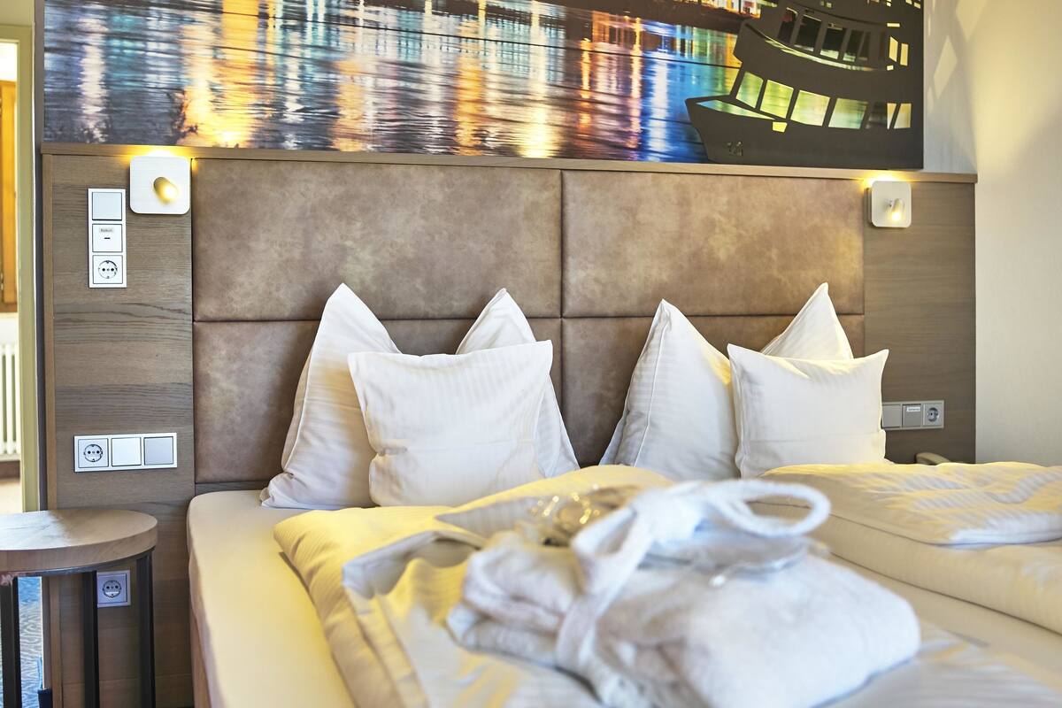 design suite, 1 king bed, balcony, garden view | hypo-allergenic bedding, individually furnished, desk, blackout curtains