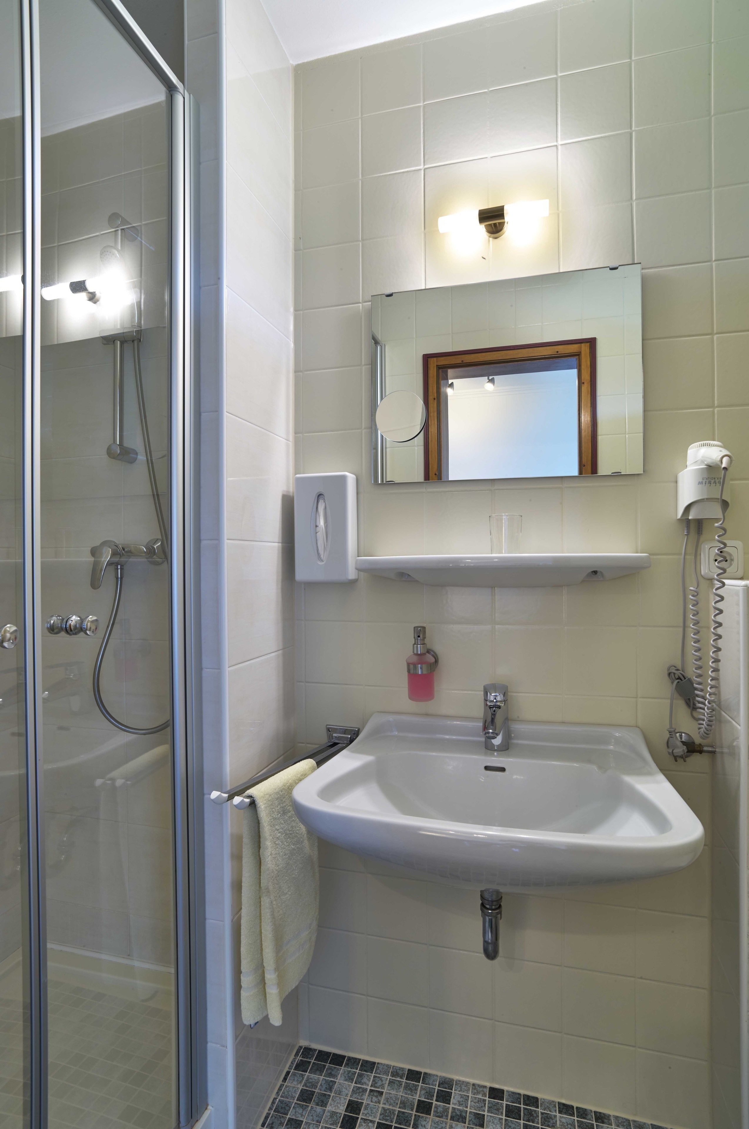 standard single room | room amenity