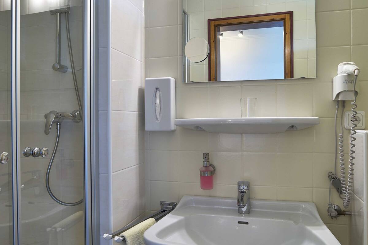 standard single room | room amenity