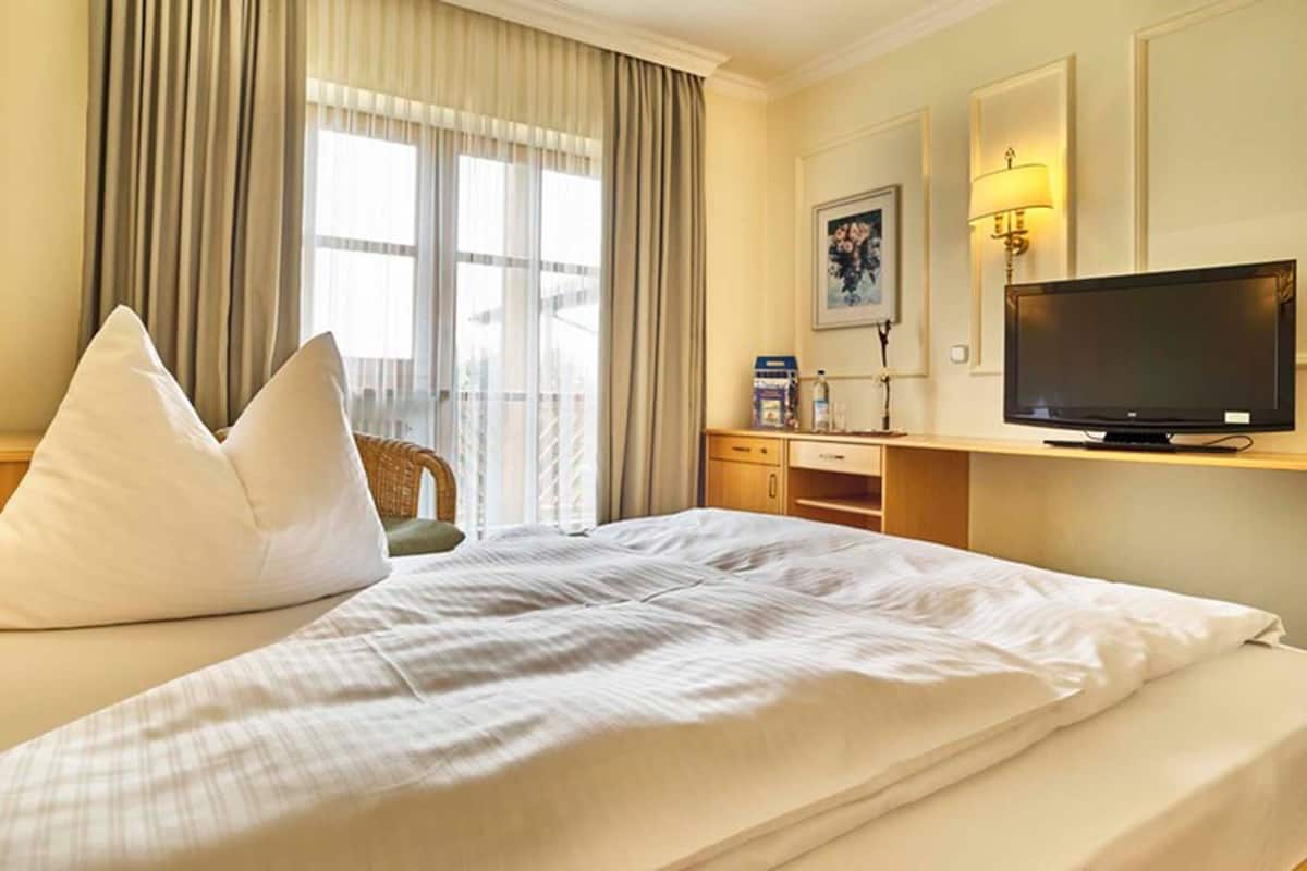 Chambre classique, 1 grand lit, non-fumeur, vue sur le complexe | Literie hypoallergénique, ameublement unique, bureau