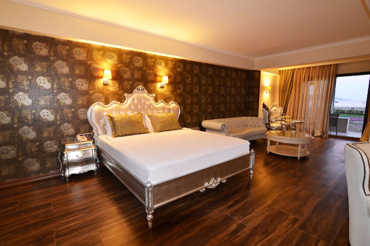Business Suite | Premium bedding, minibar, in-room safe, soundproofing