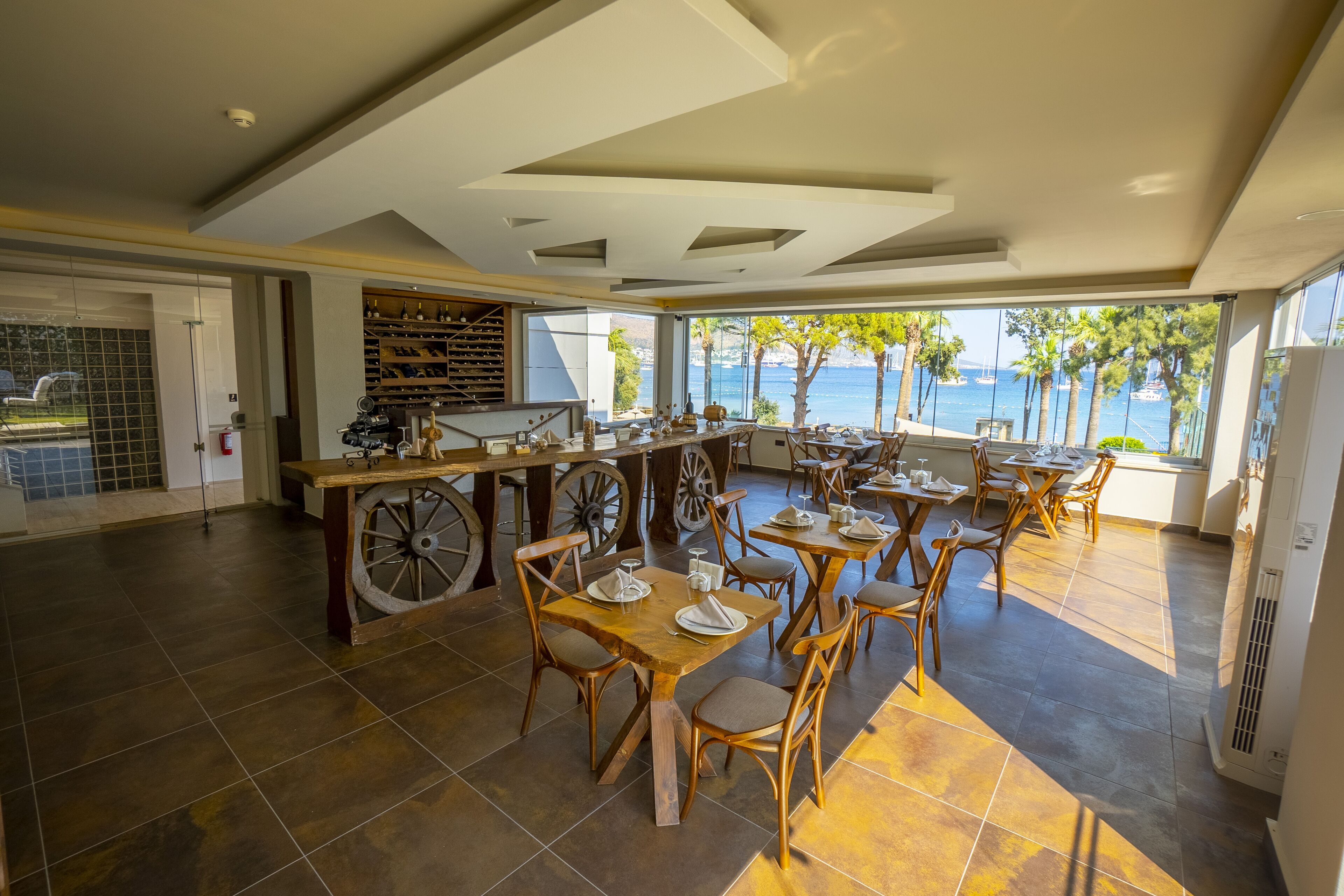 3 restaurants, breakfast served