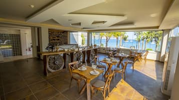 3 restaurants, breakfast served