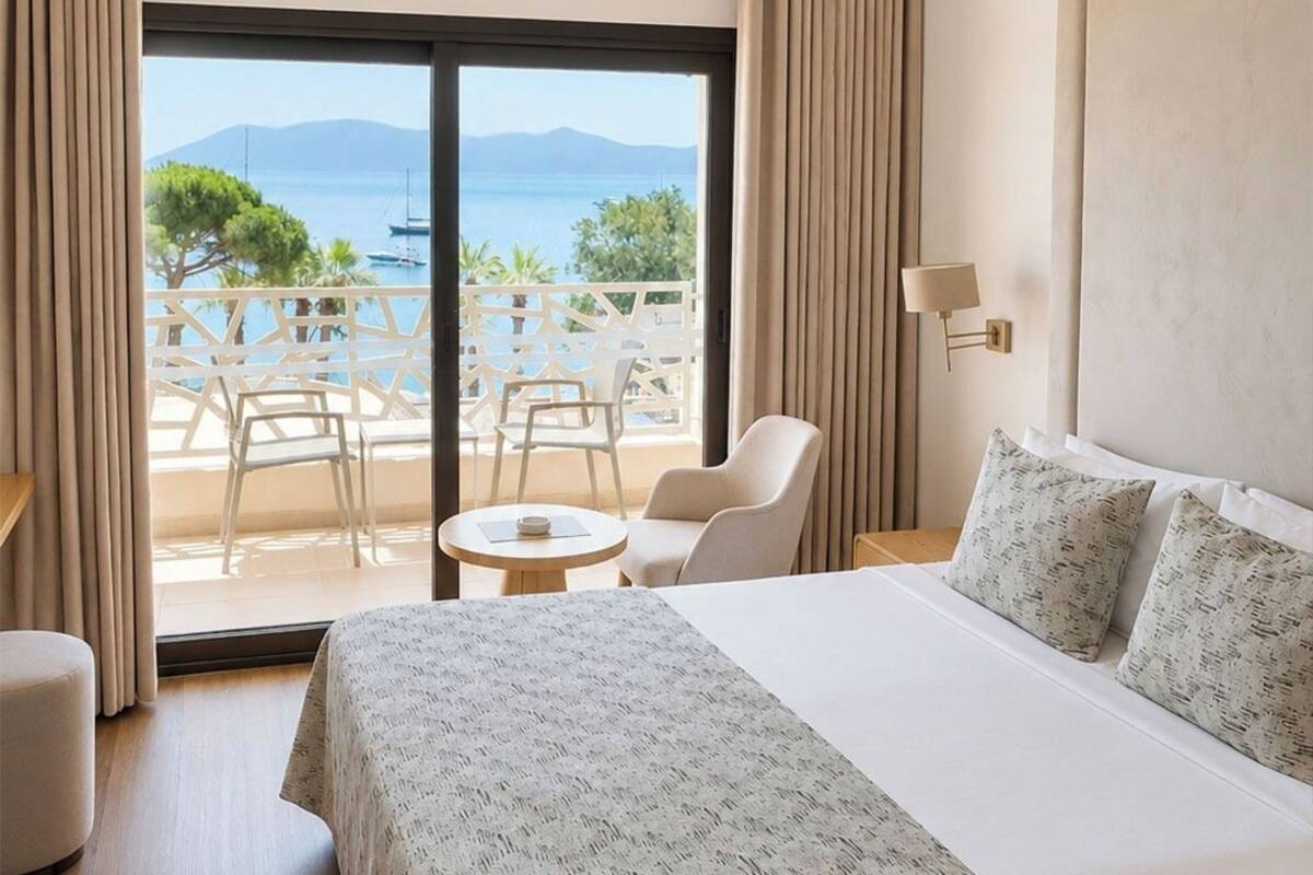 Standaard kamer, uitzicht op zee | Luxe beddengoed, een minibar, een kluis op de kamer, geluiddichte muren