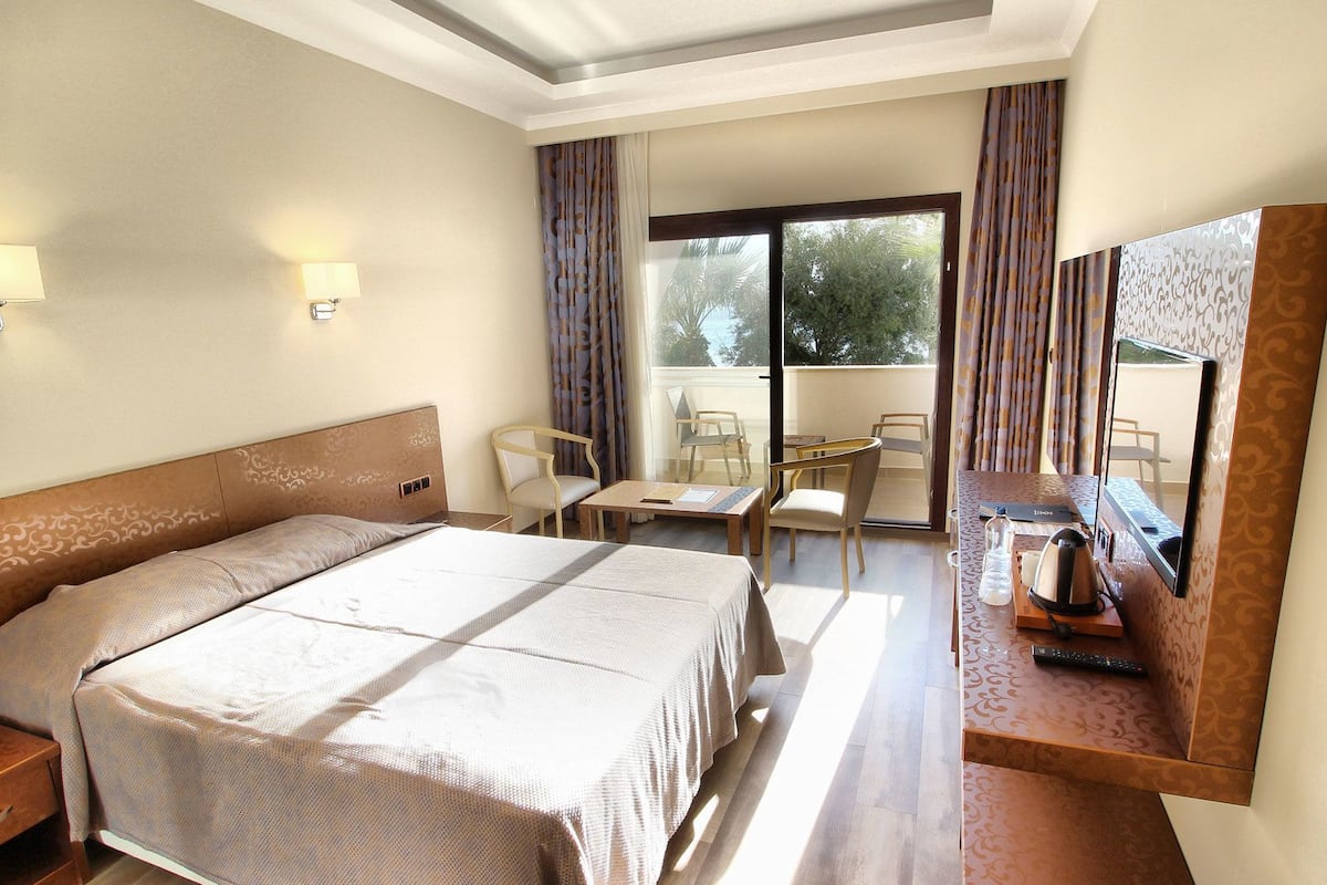 Standard Room, Sea View | Premium bedding, minibar, in-room safe, soundproofing