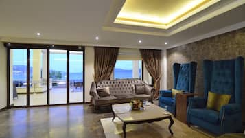 3 bars/lounges, een poolbar, een strandbar