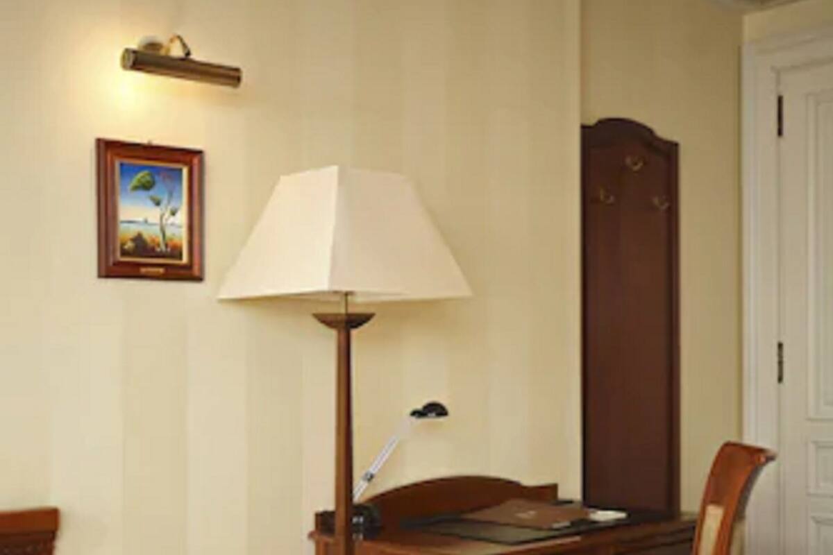 ملاءات للفراش لا تسبب الحساسية وميني بار وخزنة داخل الغرفة ومكتب