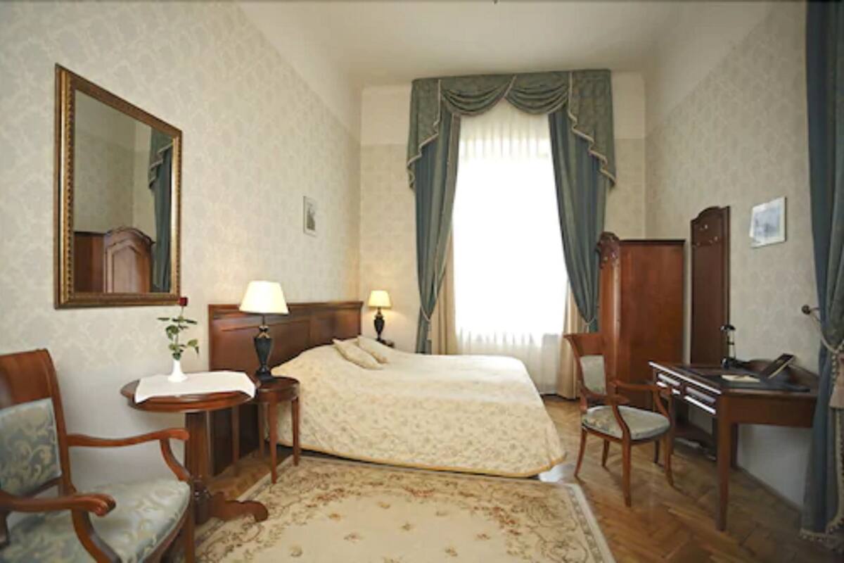 ملاءات للفراش لا تسبب الحساسية وميني بار وخزنة داخل الغرفة ومكتب