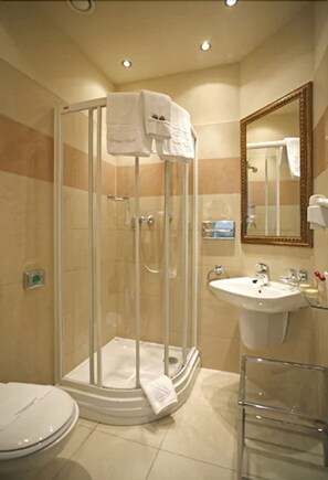 Bathroom shower - Ostoya Palace Hotel (Kraków)